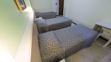 Triple Room, 3 Twin Beds | 1 bedroom, minibar, in-room safe, desk