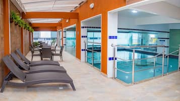 Piscina interna, espreguiçadeiras