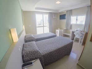 Phòng, 2 giường đơn | Minibar, két bảo mật tại phòng, bàn 