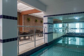 Piscina interna, espreguiçadeiras