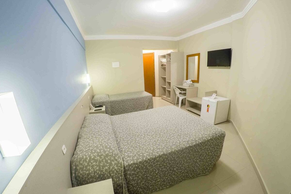 Driepersoonskamer (1 cama de casal e 1 cama solteiro) | Een minibar, een kluis op de kamer, een bureau, gratis babybedden