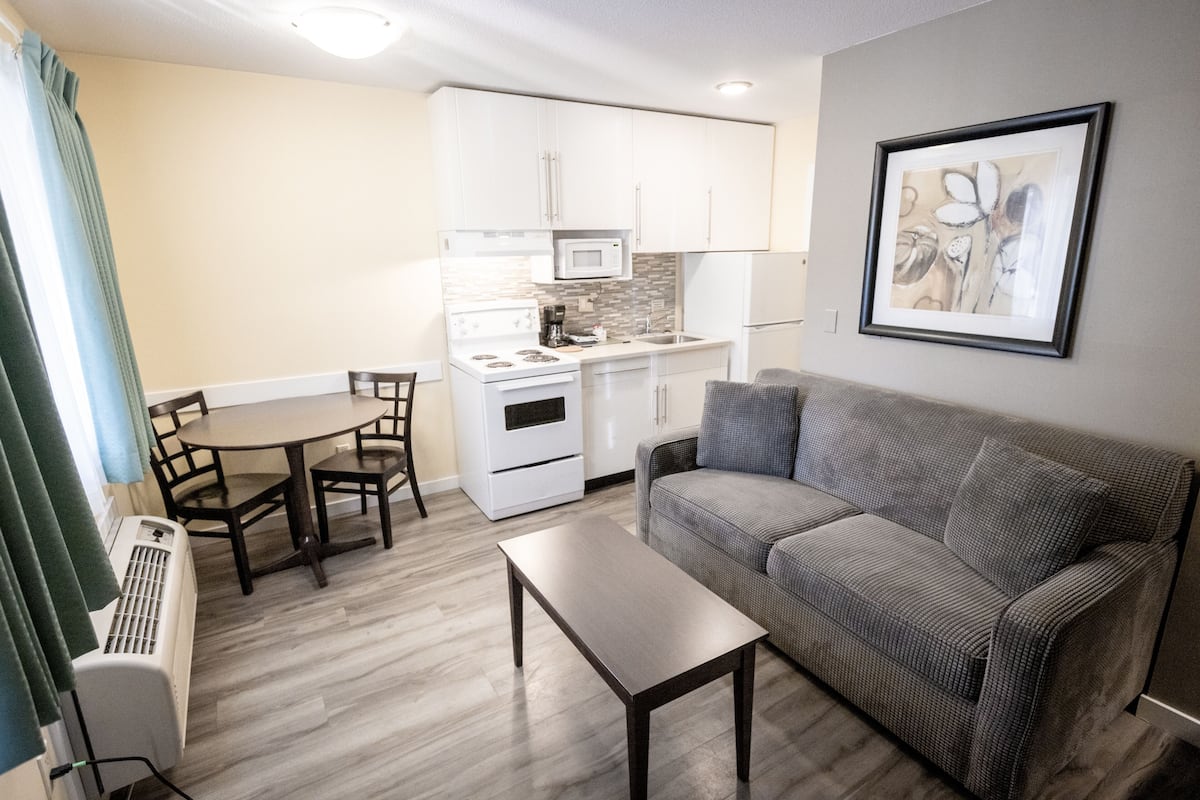 Suite, 1 Bedroom, Kitchen