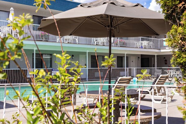 室內游泳池和季節性室外游泳池，提供日光浴躺椅