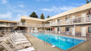 Indoor pool, seasonal outdoor pool, sun loungers
