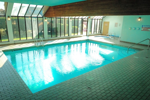 Inomhuspool, en säsongsöppen utomhuspool och solstolar