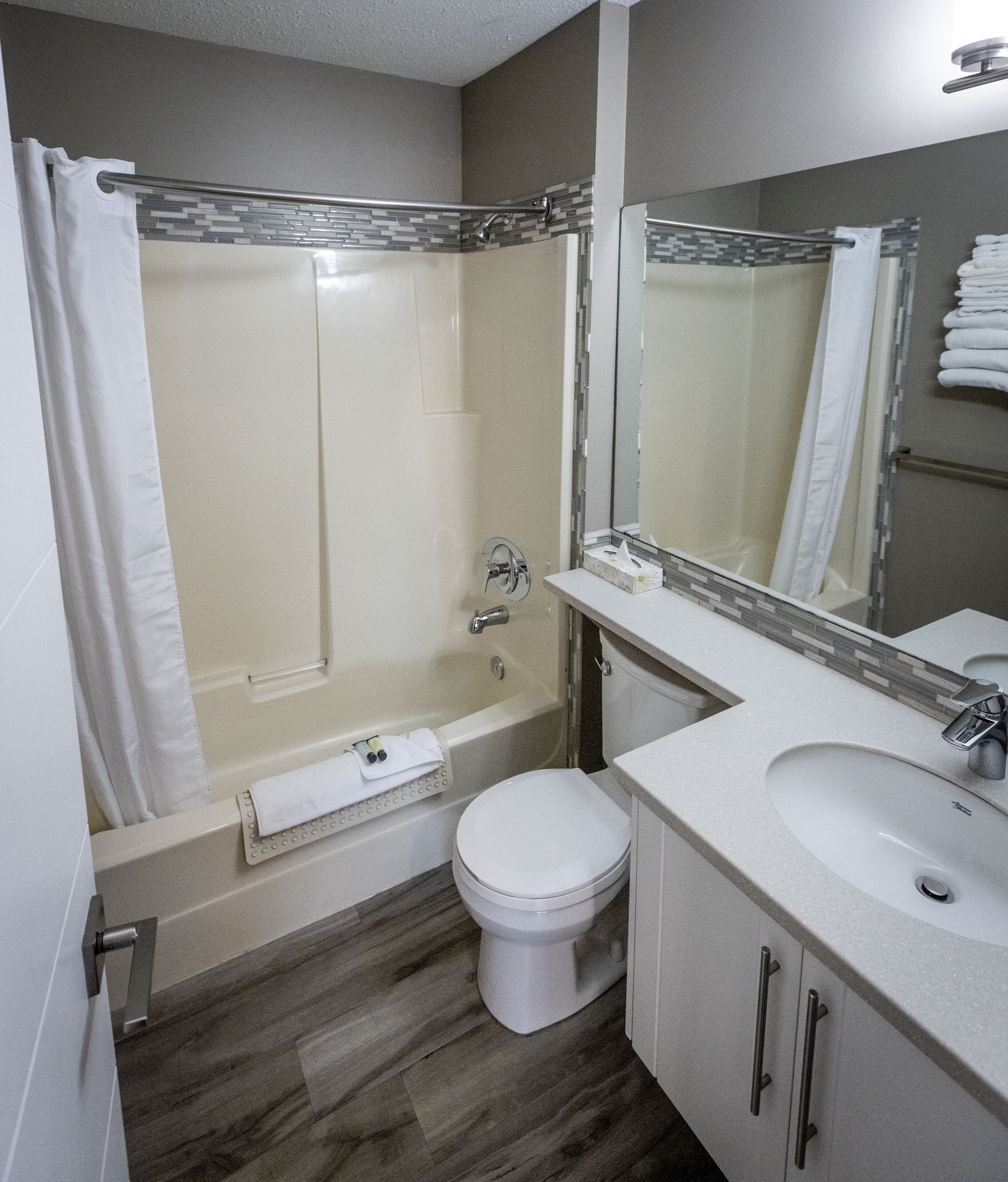 Un baño con ducha, inodoro y lavamanos.