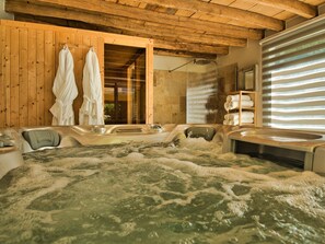 Sauna, hot tub