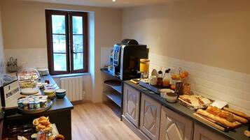 Daily buffet breakfast (EUR 11 per person)