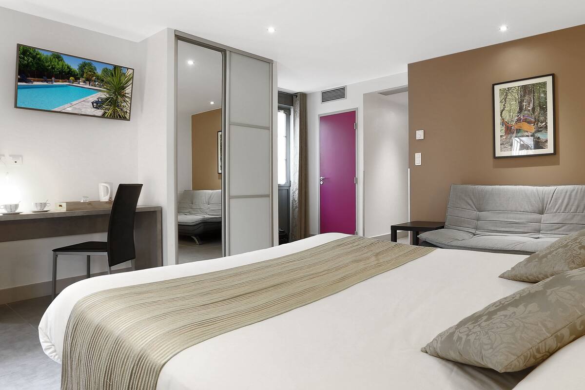 Premium bedding, soundproofing, iron/ironing board, free WiFi