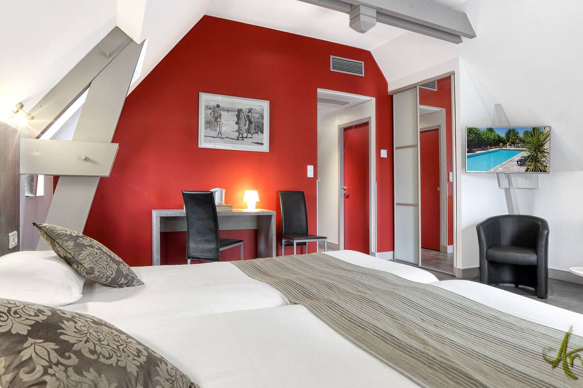 Premium bedding, soundproofing, iron/ironing board, free WiFi