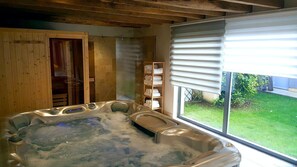 Bồn tắm spa trong nhà