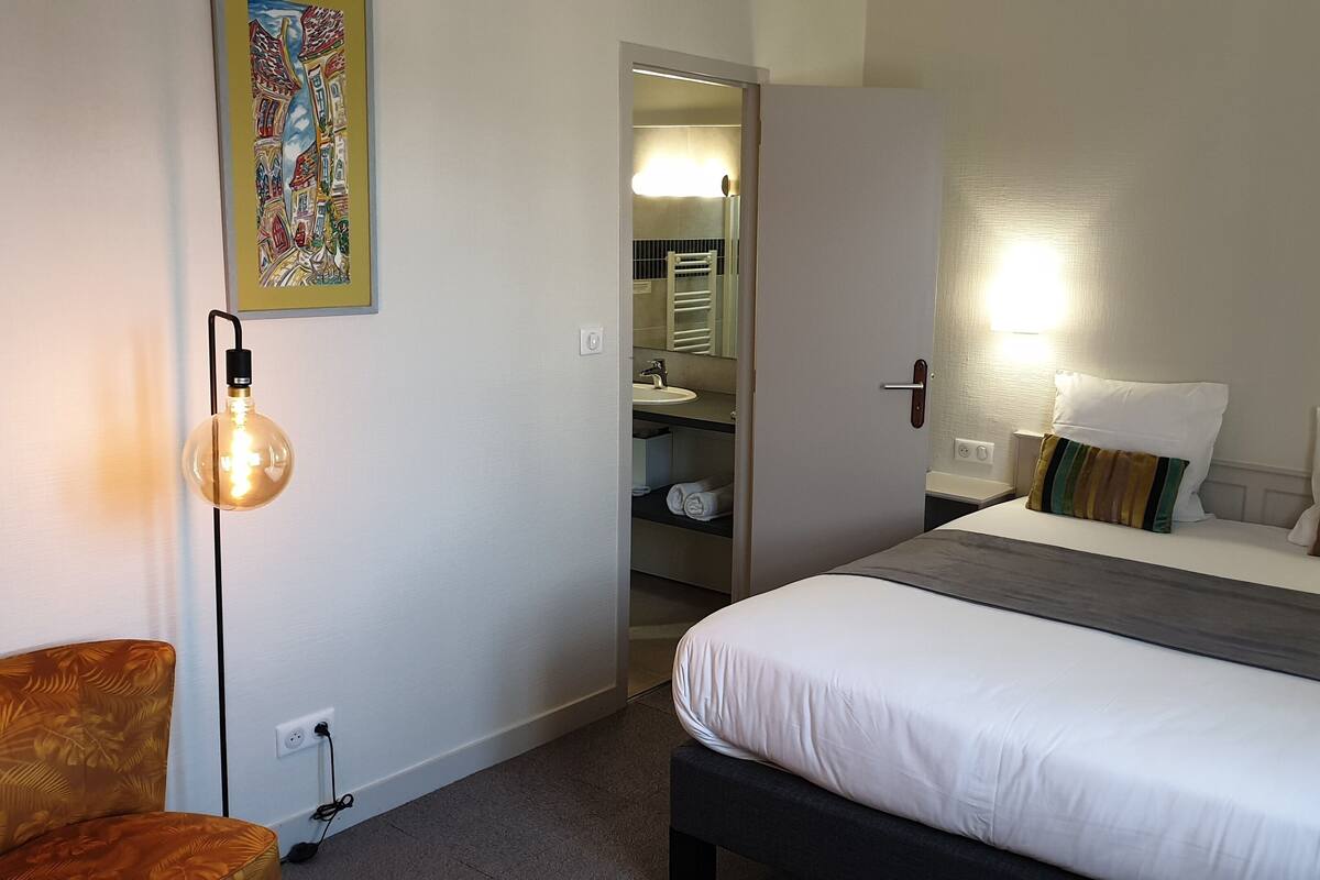 Premium bedding, soundproofing, iron/ironing board, free WiFi