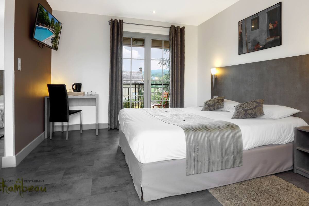 Premium bedding, soundproofing, iron/ironing board, free WiFi
