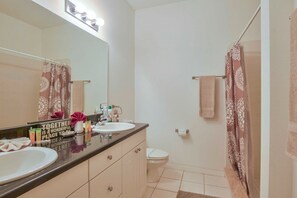 Duschwanne, kostenlose Toilettenartikel, Haartrockner, Handtücher