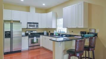 Condo conforto, 2 quartos, vista para o campo de golfe | Cozinha privada | Geladeira grande, micro-ondas, lava-louças, cafeteira/chaleira