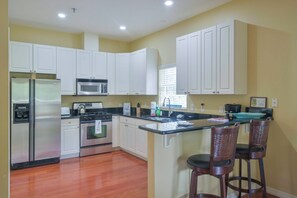 Comfort Condo, 2 Bedrooms, Golf View | Private kitchen | Full-size fridge, microwave, dishwasher, coffee/tea maker