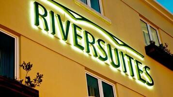 Welcome to Riversuttes, where a warm and inviting atmosphere awaits.