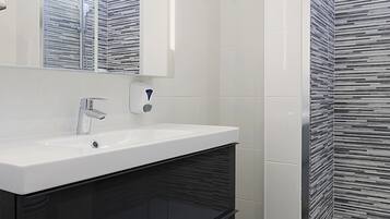 Departamento, 2 habitaciones | Baño | Regadera, secadora de cabello, toallas