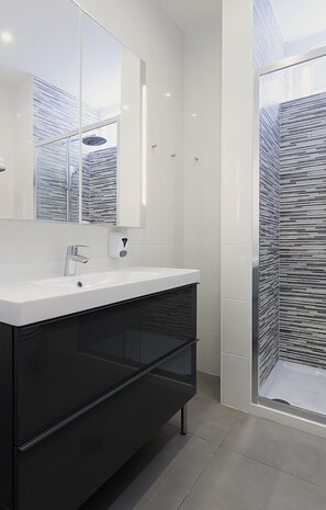 Appartement, 2 chambres | Salle de bain | Douche, séchoir à cheveux, serviettes fournies