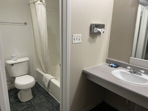 Combined shower/tub, towels - Safari Motel (Nephi)
