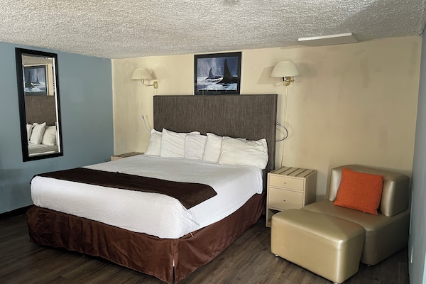 Standard Room, 1 King Bed | WiFi (free), bed sheets