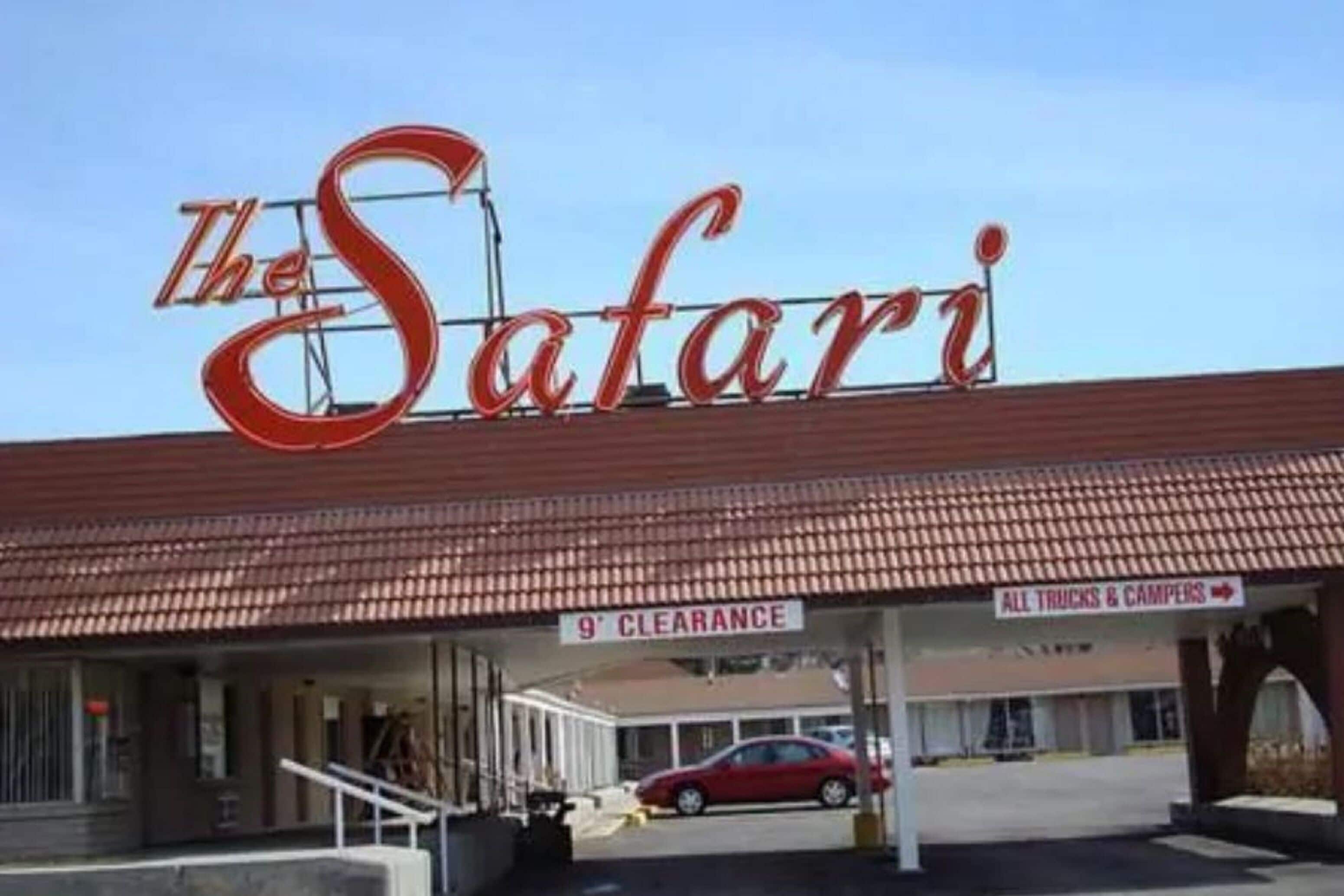 Ein Gebäude mit einem großen Schild, auf dem „The Safari“ steht, und einem Schild, das eine Deckenhöhe von 2,74 Metern für Lastwagen und Wohnmobile angibt.