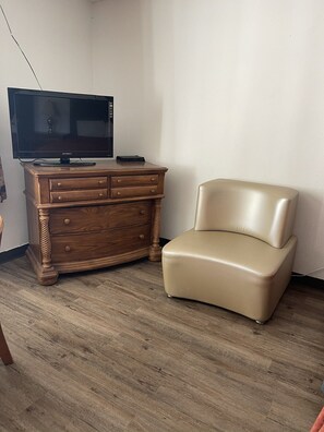 Habitación estándar, 2 camas de matrimonio | Wifi gratis y ropa de cama