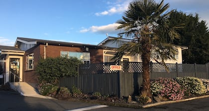 Colonial Lodge Motel