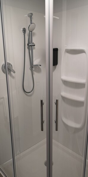 Bathroom shower - Colonial Lodge Motel (Oamaru)