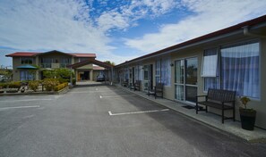 Vista frontal de la propiedad