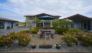 Vista frontal de la propiedad