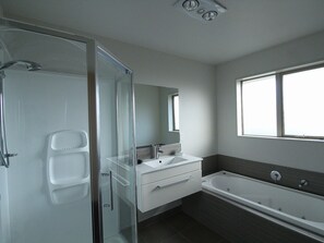Luxury House, 3 Bedrooms (Off-site) | Bathroom | Jetted bath, rainfall showerhead, hair dryer, towels - Aachen Place Motel (Greymouth)