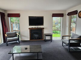 Casa superluxo, 3 quartos (Off-site) | Área de estar | TV de tela plana, DVD player