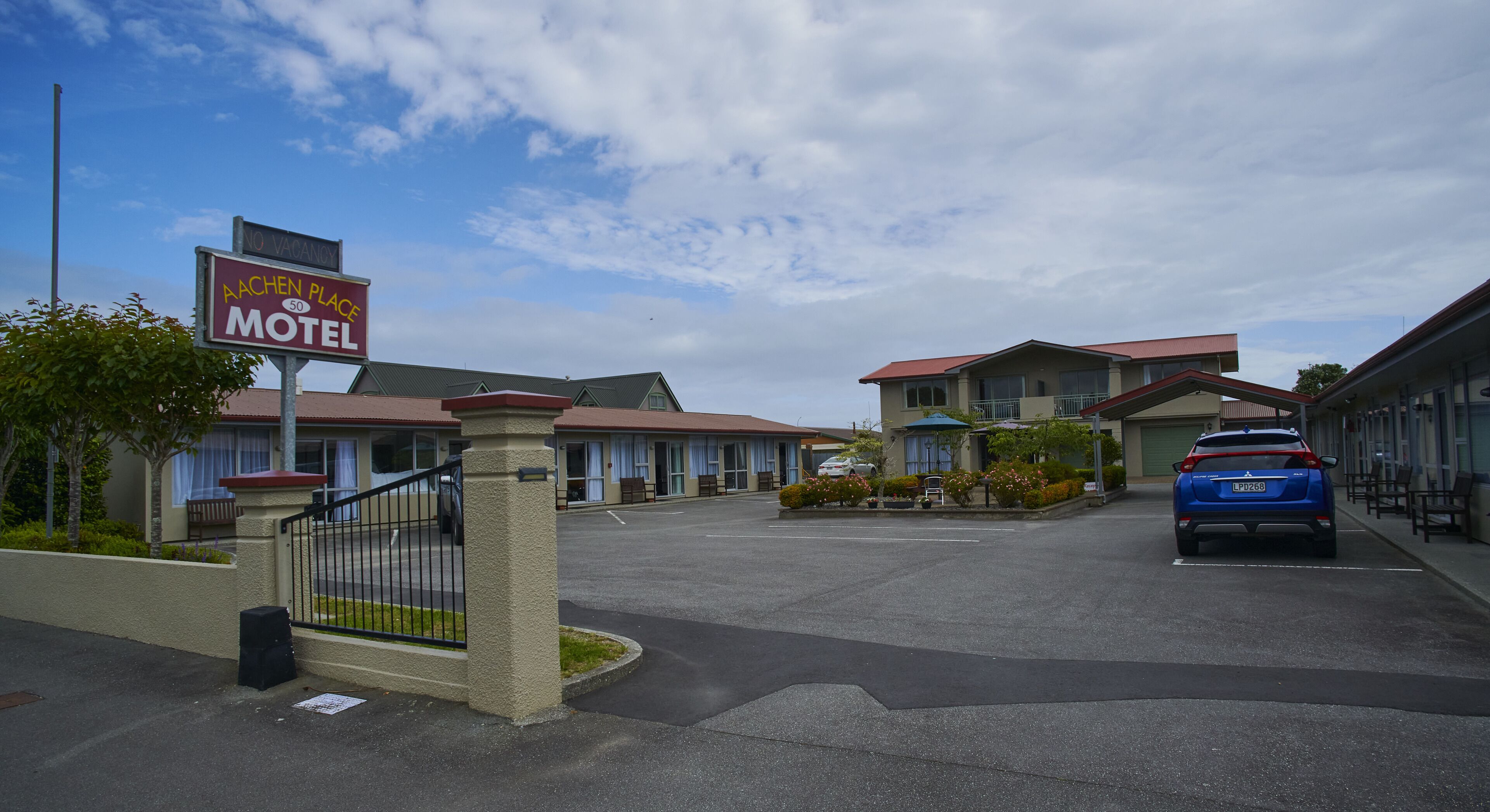 A motel with a sign indicating no vacancies.