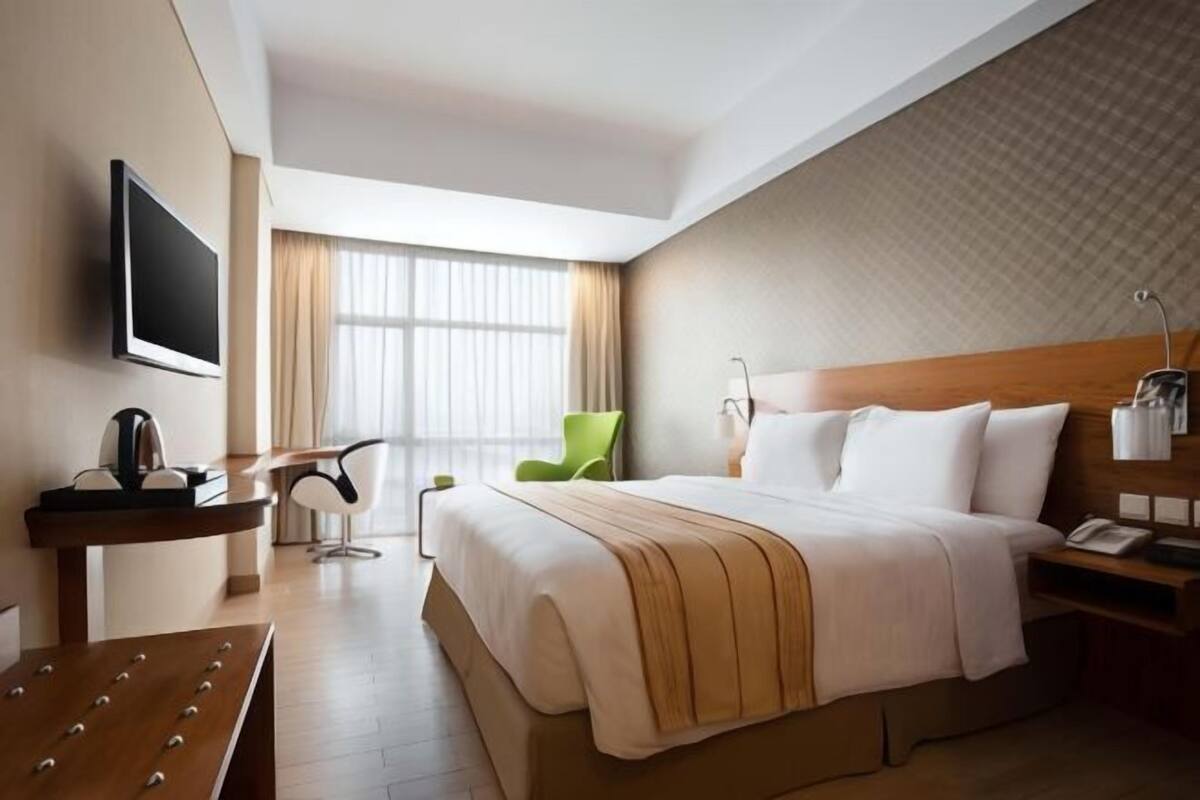 Premium bedding, minibar, in-room safe, desk