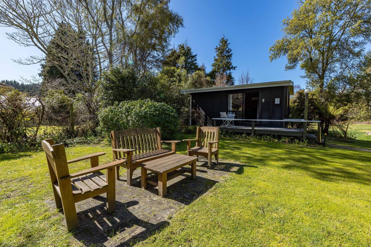 Cottage | Premium bedding, cribs (free), WiFi (free), bed sheets
