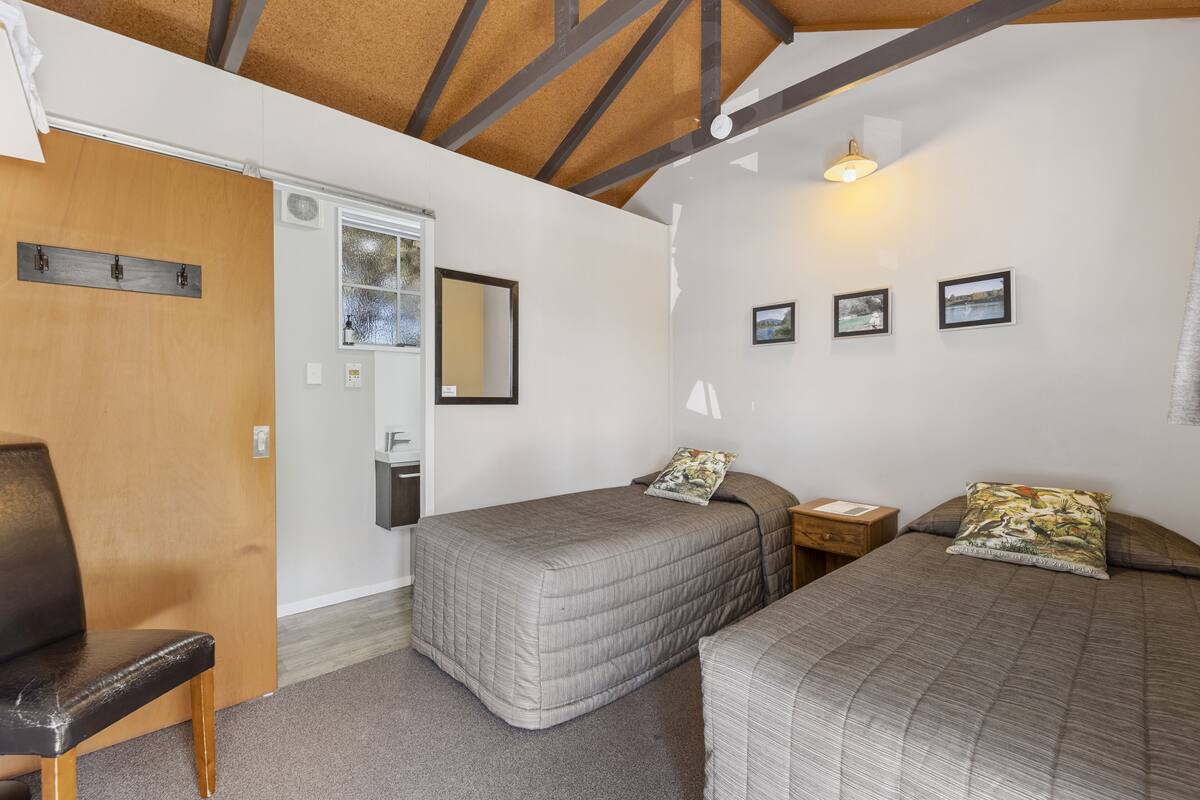Twin Room | Premium bedding, cribs (free), WiFi (free), bed sheets