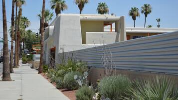 Un bâtiment moderne doté d’un toit plat et d’une grande avancée.