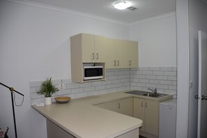 Executive Suite, 1 Queen Bed | Private kitchen | Fridge, microwave, coffee/tea maker - Ballina Homestead Motel (Ballina)