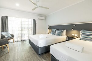 Habitación estándar con 2 camas individuales, vistas al patio | Ropa de cama de alta calidad y decoración individual
