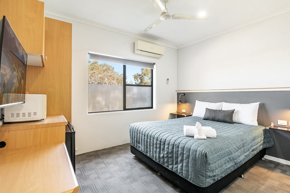 Compact Queen Room (No Pets) | Premium bedding, iron/ironing board, WiFi (free), individually decorated