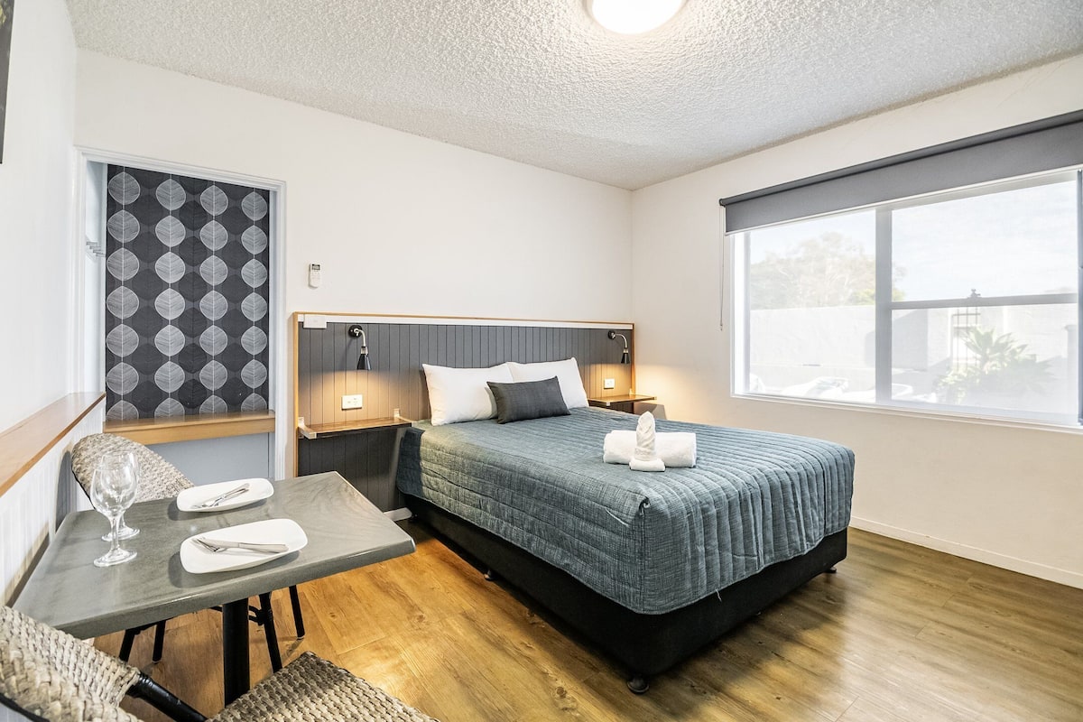 Compact Queen Room - Dog Friendly | Premium bedding, iron/ironing board, WiFi (free), individually decorated
