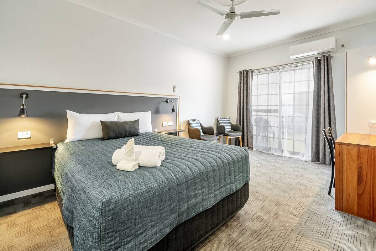 Standard Queen Room (No Pets) | Premium bedding, iron/ironing board, WiFi (free), individually decorated