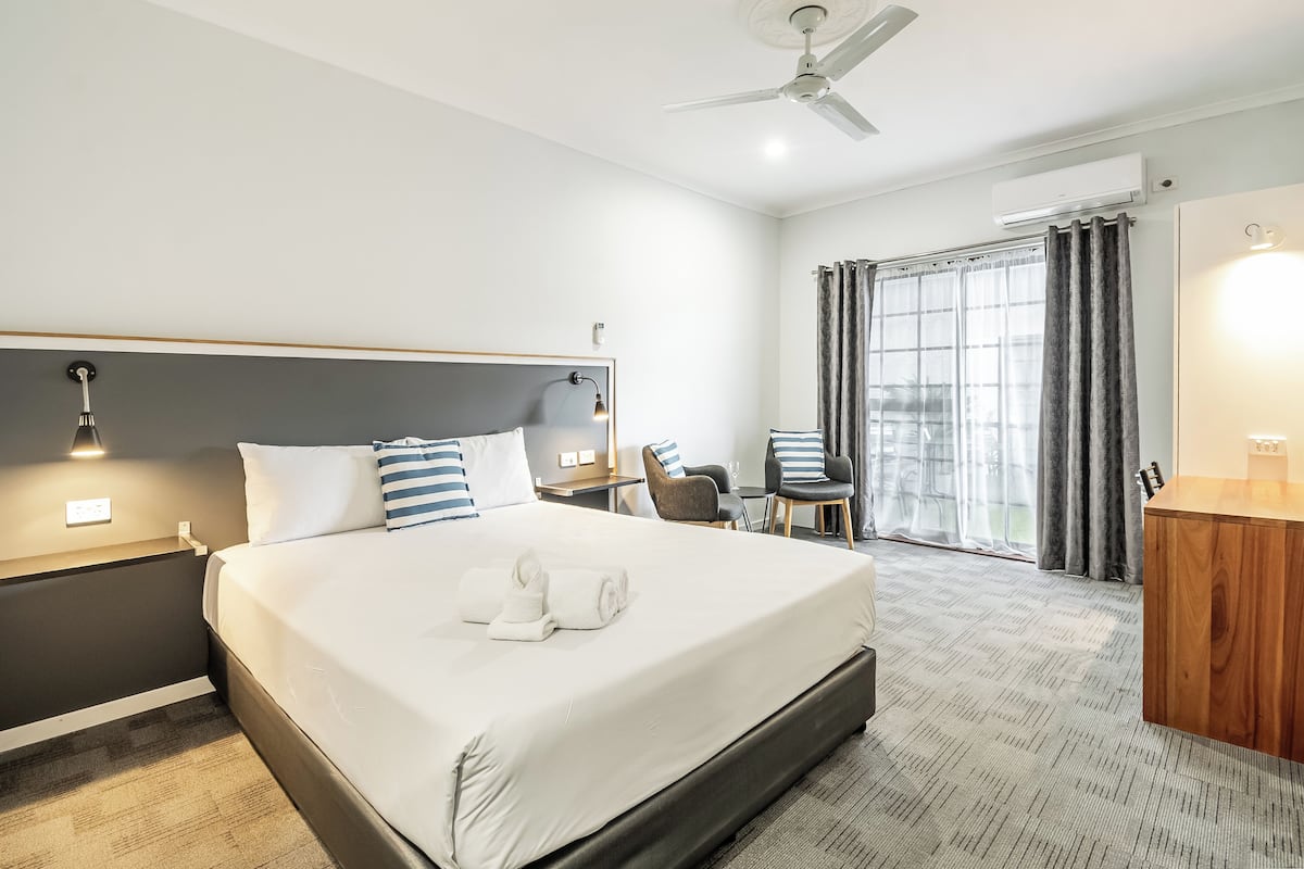 Standard Queen | Individually decorated, individually furnished, soundproofing