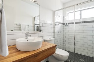 Habitación básica doble, vistas a la piscina | Baño | Ducha, artículos de higiene personal gratuitos y secador de pelo