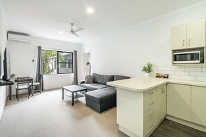 Executive Queen Suite | Living area | Books - Ballina Homestead Motel (Ballina)