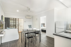 Suite, 1 chambre | Restauration dans la chambre