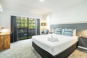 Suite, 2 habitaciones | Ropa de cama de alta calidad y decoración individual