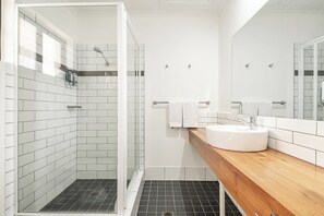 Studio | Badkamer | Een douche, gratis toiletartikelen, een haardroger, handdoeken