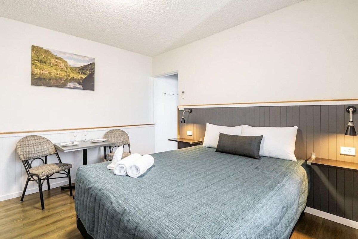 Premium bedding, iron/ironing board, WiFi (free), individually decorated